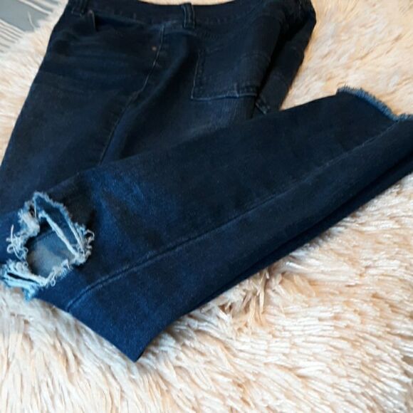 Distress Refuge blue jeans - Picture 2 of 8